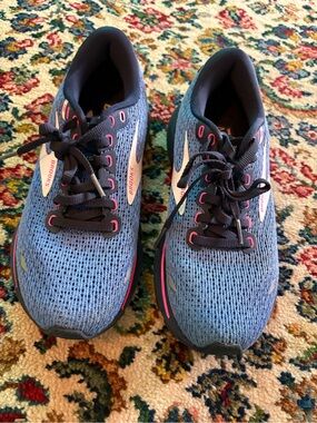 Brooks Ghost 15 Women's Blue Running Shoes with Pink Accents Size 6.5